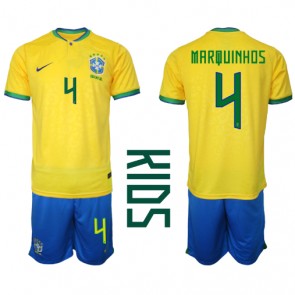 Brasilien Marquinhos #4 Replika Babytøj Hjemmebanesæt Børn VM 2022 Kortærmet (+ Korte bukser)